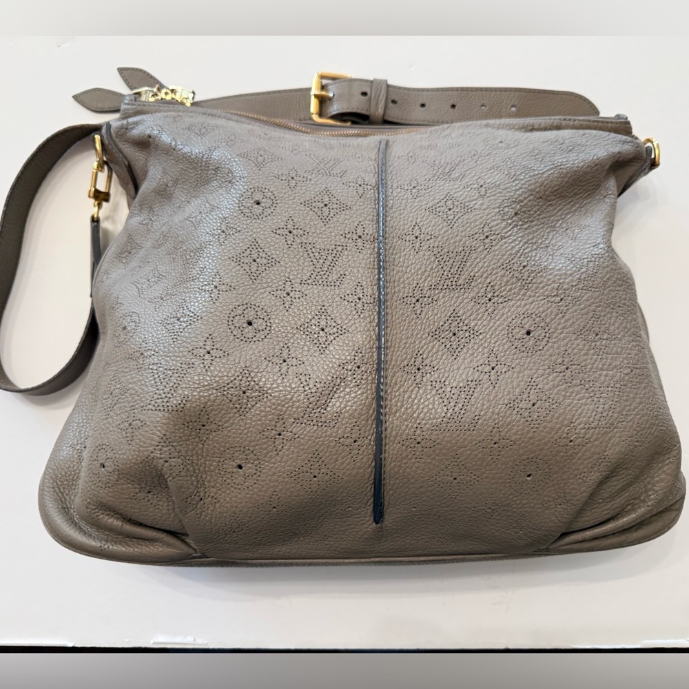 Like new Authenticated Taupe Louis Vuitton MM Mahina Selene excellent + Shop bag - Picture 5 of 15